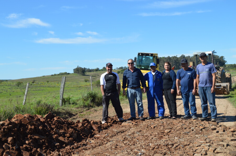 prefeita-e-secretario-acompanham-obras-na-estrada-do-assentamento-sepe-tiaraju