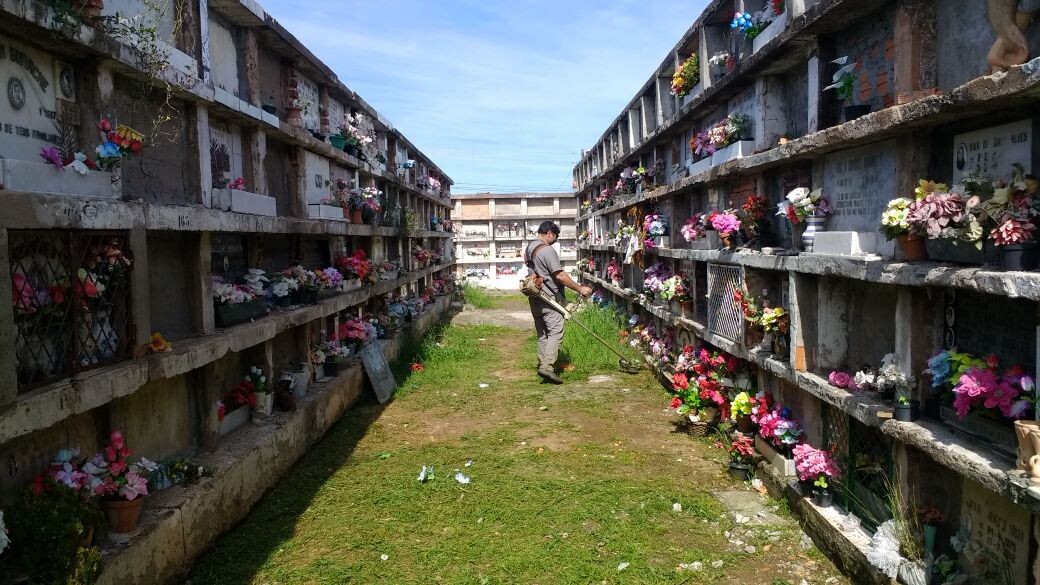 mutirao-de-limpeza-e-realizado-no-cemiterio-municipal