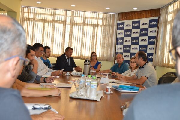 durante-reuniao-do-conselho-de-meio-ambiente-prefeito-assina-termo-de-compromisso-do-programa-de-educacao-ambiental