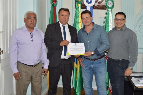 concurso-0012015-mais-um-servidor-e-empossado