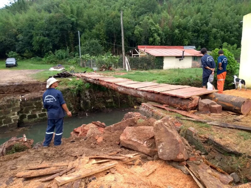 secretaria-de-obras-realiza-reforma-da-ponte-da-rua-13-de-maio