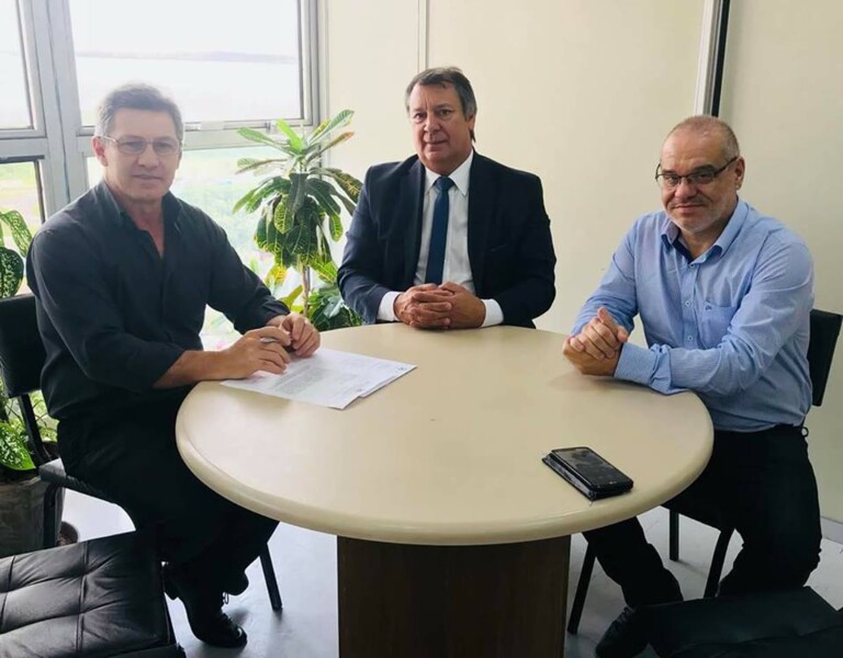 prefeito-e-secretario-apresentam-solicitacoes-na-secretaria-de-obras-do-estado