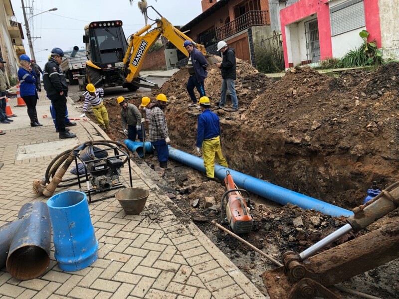 dae-realiza-trabalho-de-ligacao-de-adutora-na-rua-duque-de-caxias
