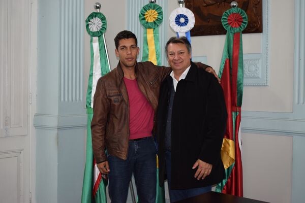 prefeito-recebe-atleta-santanense