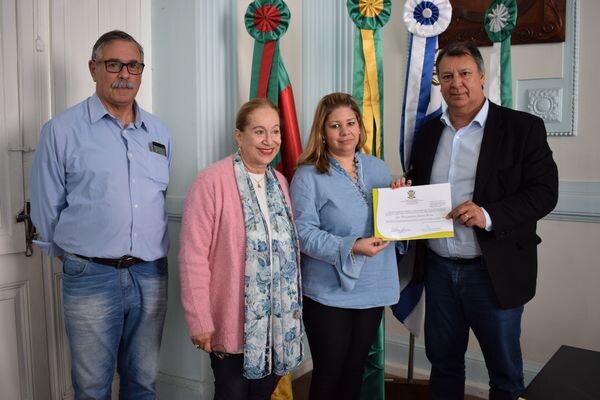 concurso-0012015-docente-e-empossada