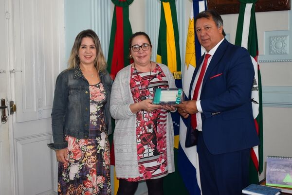 governo-municipal-homenageia-representante-da-organizacao-do-festival-de-enogastronomia