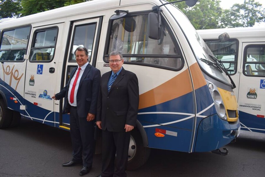 em-solenidade-na-capital-prefeito-e-secretario-recebem-micro-onibus-com-acessibilidade