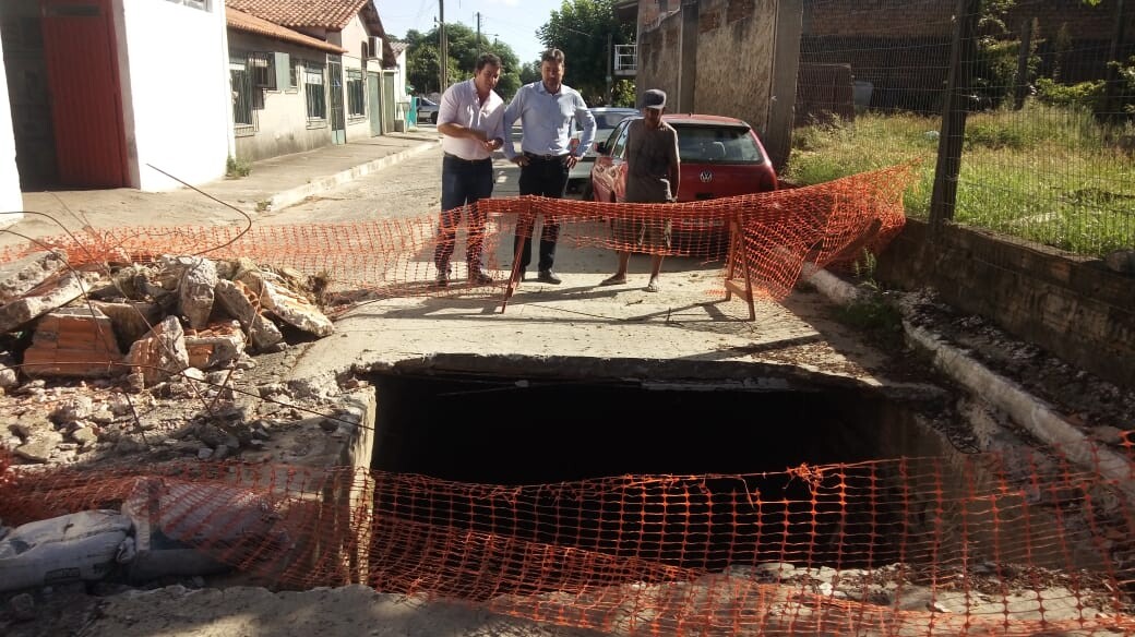 prefeito-em-exercicio-e-secretario-vistoriam-obras-nos-bairros