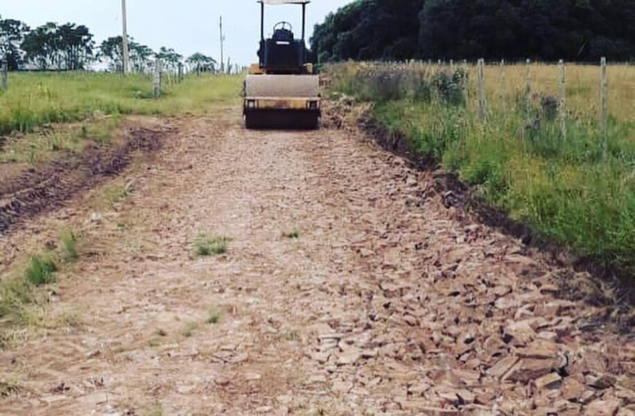 equipe-trabalha-intensamente-para-recuperar-as-estradas-de-pampeiro