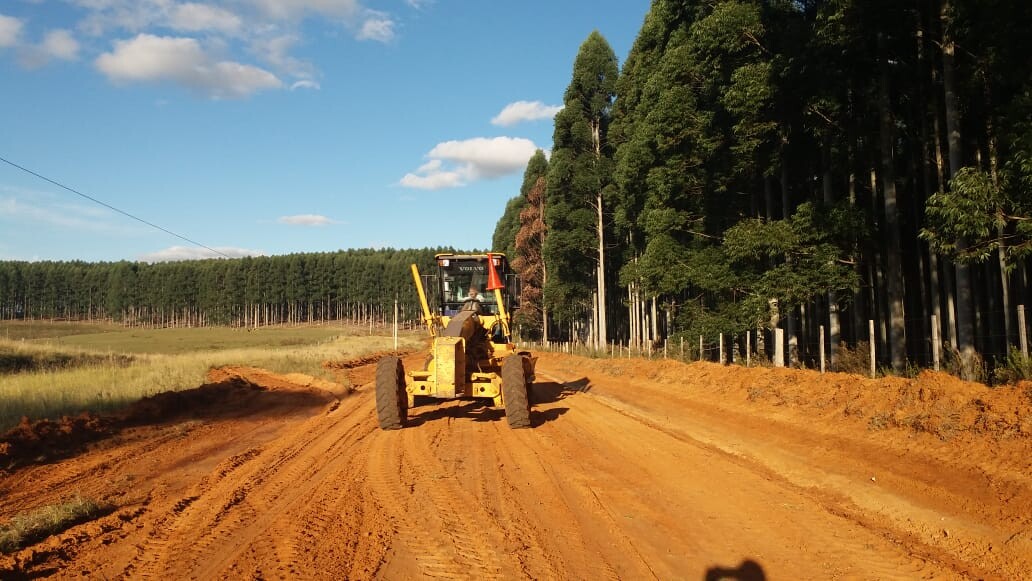 departamento-de-estradas-rurais-atua-na-estrada-de-acesso-ao-campo-de-cooperacao